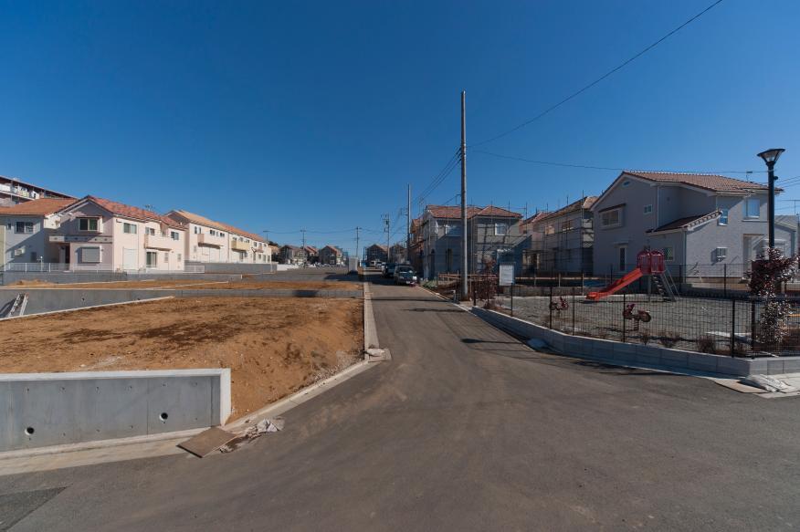 Local appearance photo. The second phase ready-built condominium also start building