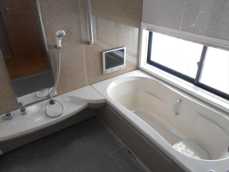 Bathroom. Large bath of 1.25 square meters type with TV