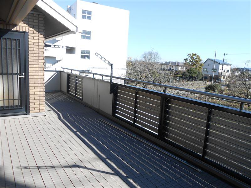 Balcony. Barbecue can be enjoyed while watching the fireworks in a wide roof balcony