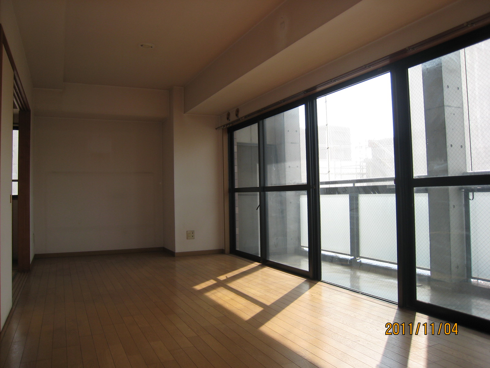 Living and room. LD(2) Will be inverted type of photo.
