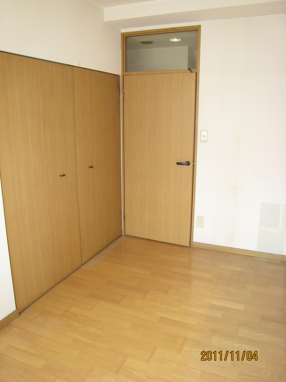 Living and room. Western-style 4.2 tatami mats (2) Will be inverted type of photo.