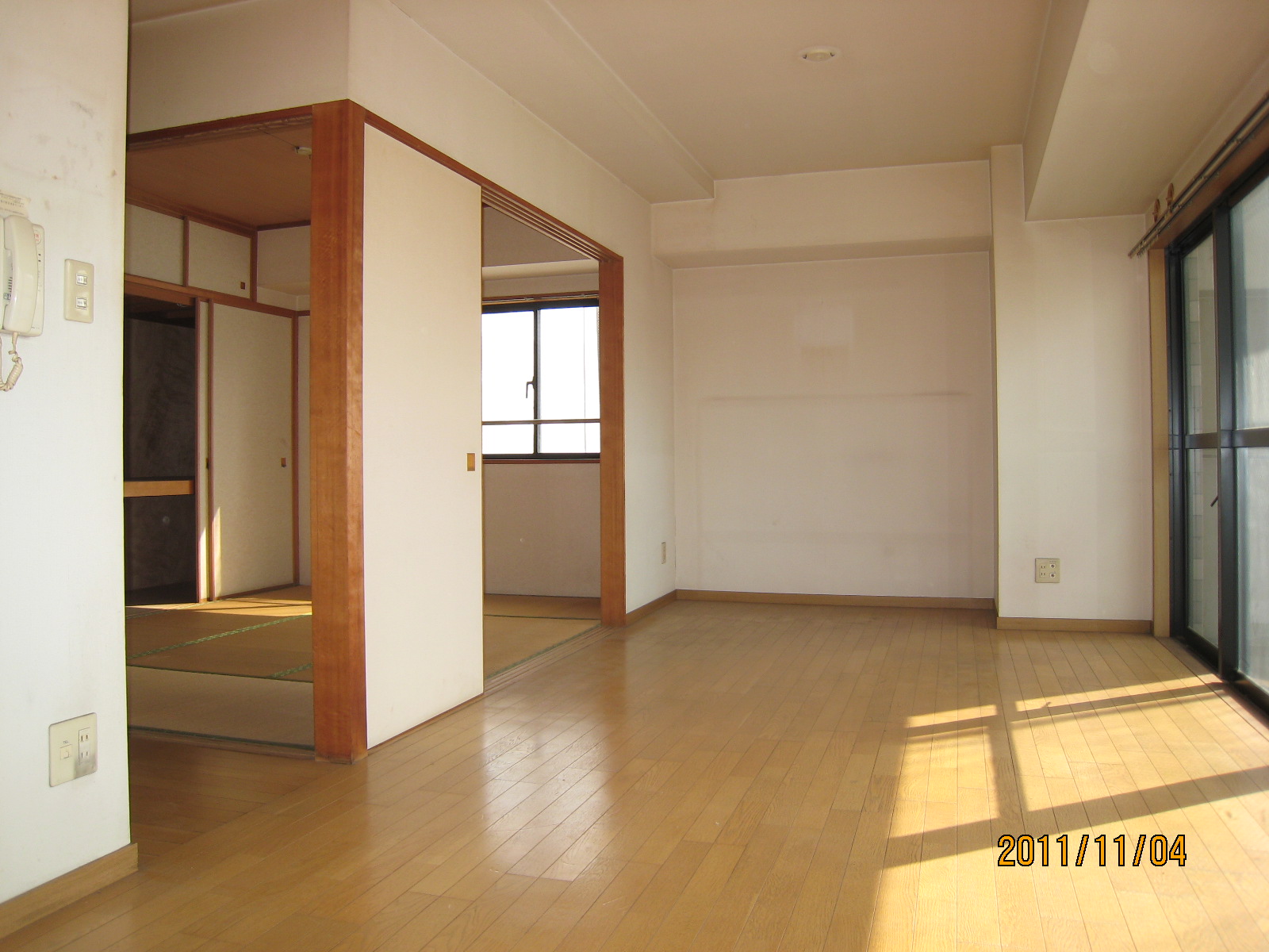 Living and room. LD(1) Will be inverted type of photo.
