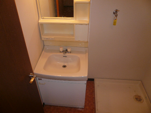 Other Equipment. And wash basin are independently, It is convenient get dressed. 