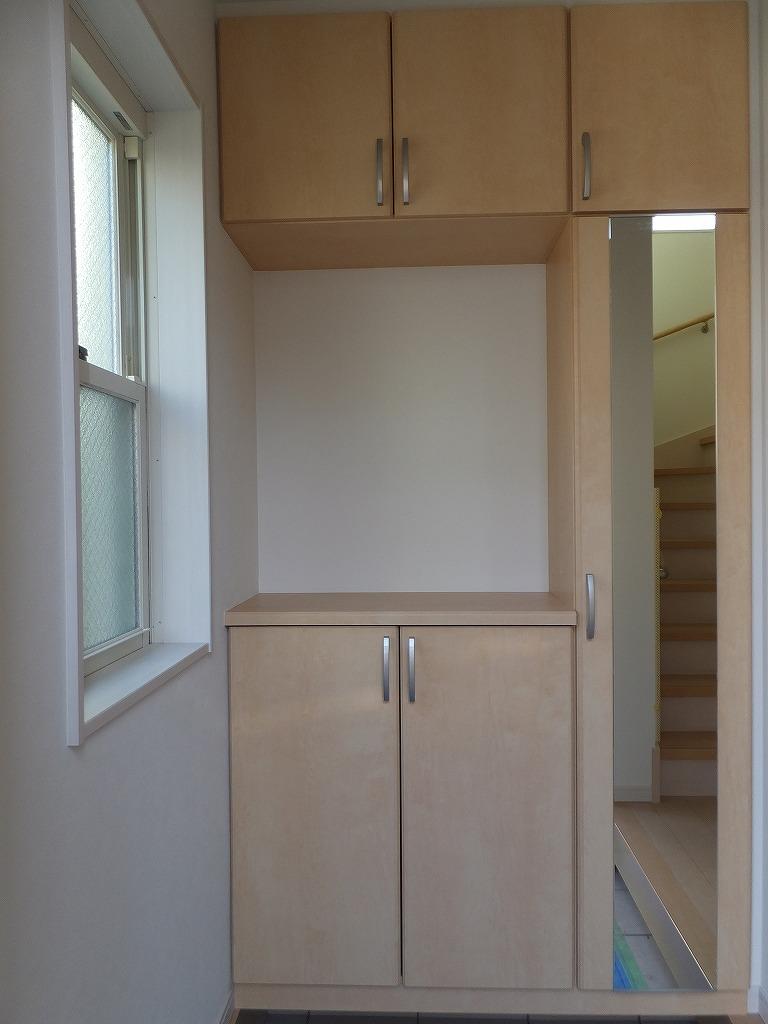 Entrance. A storage capacity is a shoebox ☆