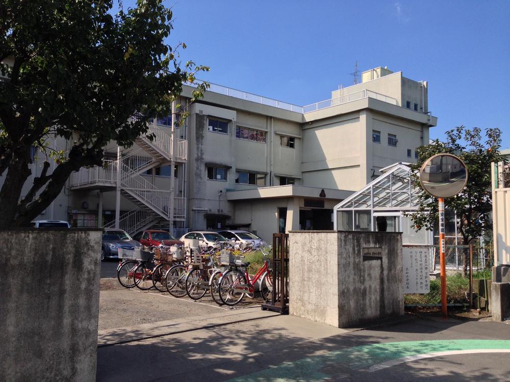 Primary school. 698m to Sagamihara Municipal Republic Elementary School