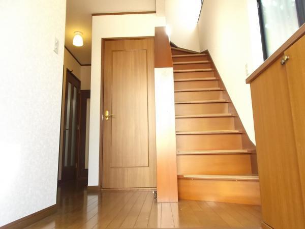 Entrance. Bright entrance hall with a saturation light. Already in place Paste Cross. 