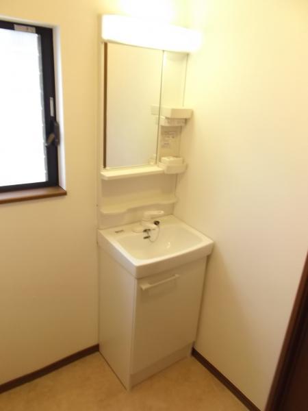 Wash basin, toilet. Washbasin new goods exchange, Cemented floor cushion floor, Already in place Paste Cross. 