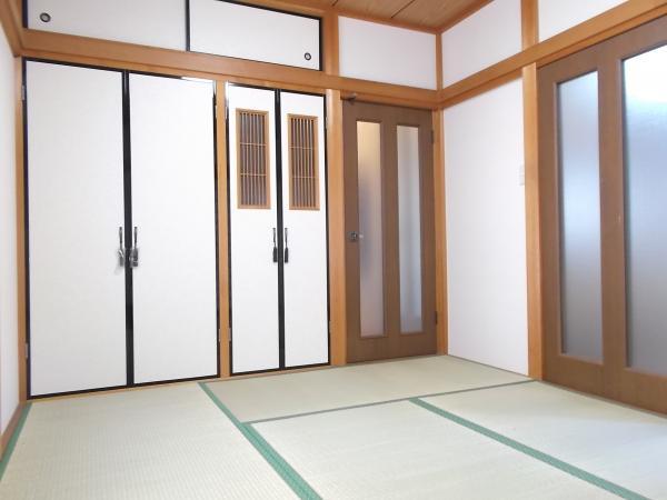 Non-living room. First floor 6-tatami mat Japanese-style room. Tatami mat replacement, Sliding door ・ Sliding door already modified paste. 
