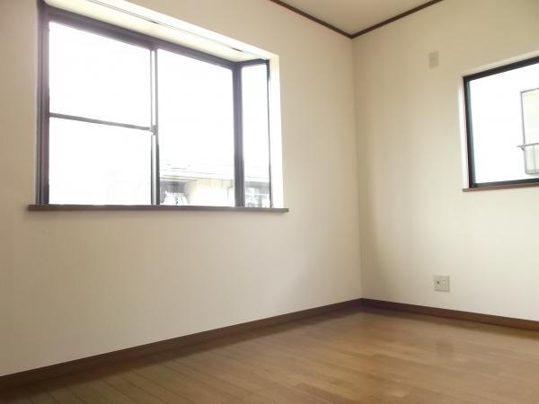 Non-living room. Second floor north side 6 Pledge of Western-style. Already in place Paste Cross. 