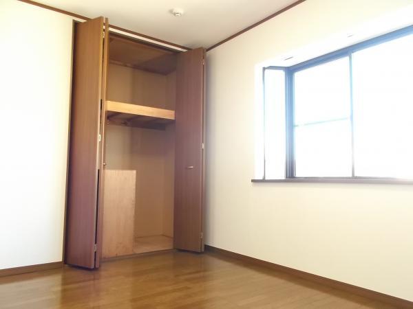 Non-living room. Shoot the second floor north side Western-style from east. 