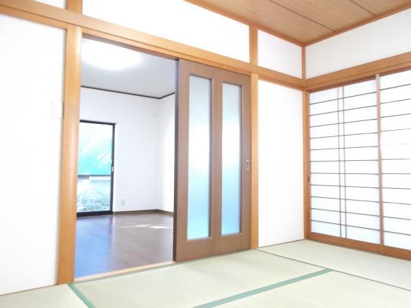 Non-living room. LDK as seen from the Japanese-style room. 