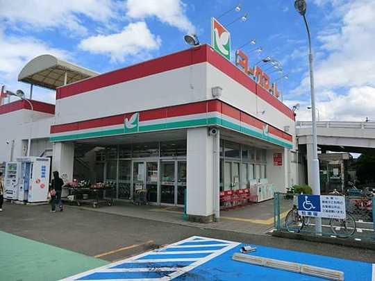 Shopping centre. To York Mart 1140m