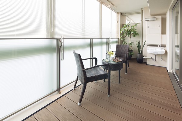 The balcony handrail adopts a glass material, Realize the sunny space
