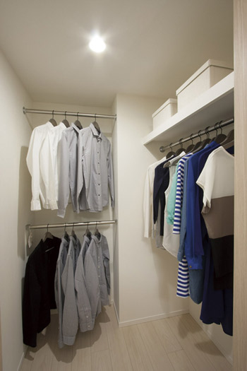 Receipt.  [Walk-in closet] Play an active role in the storage of the wardrobe, Set up a walk-in closet of a large capacity.