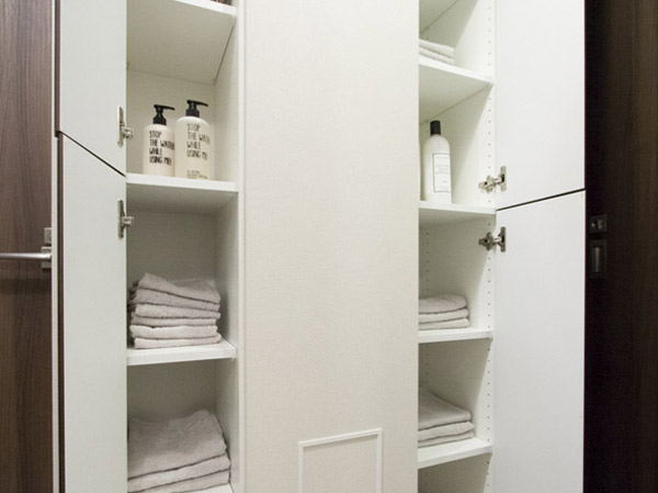 Receipt.  [Linen cabinet] Convenient linen warehouse to accommodate the towel. (Same as on the left.)