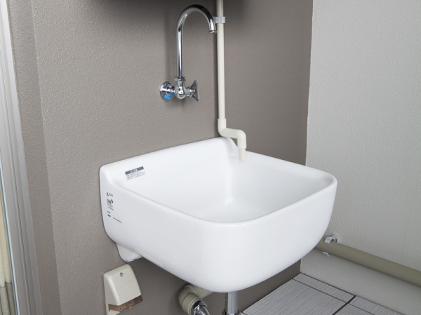 Slop sink <all units installed> (same specifications)