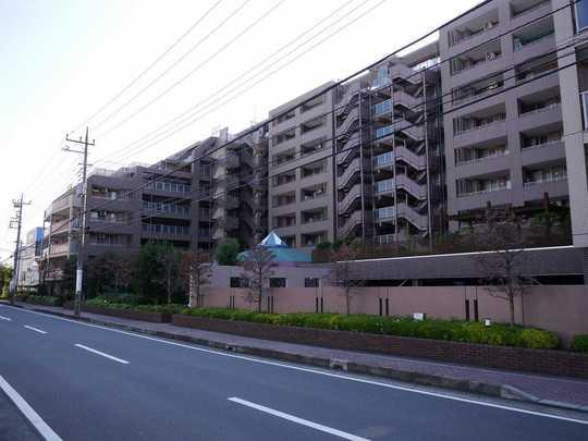 Local appearance photo. Is the renovation already apartment entrance porch of considering clear privacy. Is very convenient environment such as shopping.