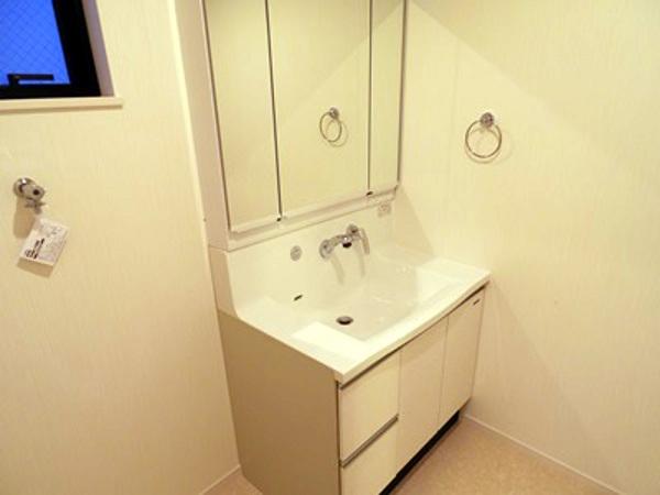 Wash basin, toilet. Indoor (11 May 2013) Shooting