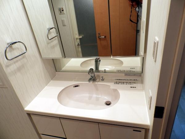 Wash basin, toilet. Indoor (10 May 2013) Shooting