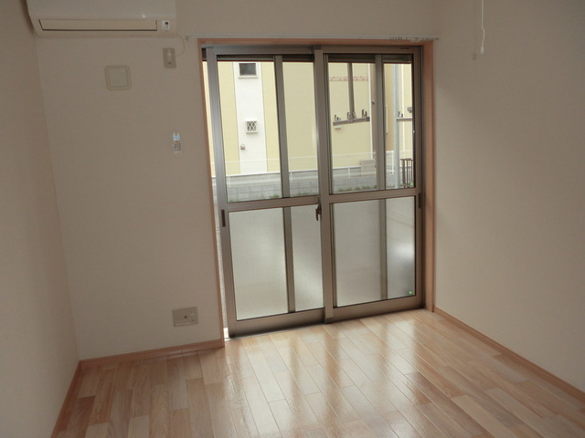 Other room space. Bright rooms