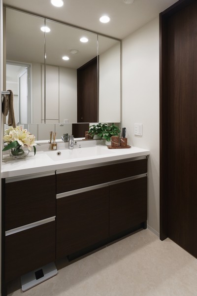 <Lavatory> loose use wide basin bowl, Effortless counter-integrated to clean. The back of the three-sided mirror, Cosmetics Ya, Hairdryer, Substantial storage space such as tissue BOX can organize clutter.