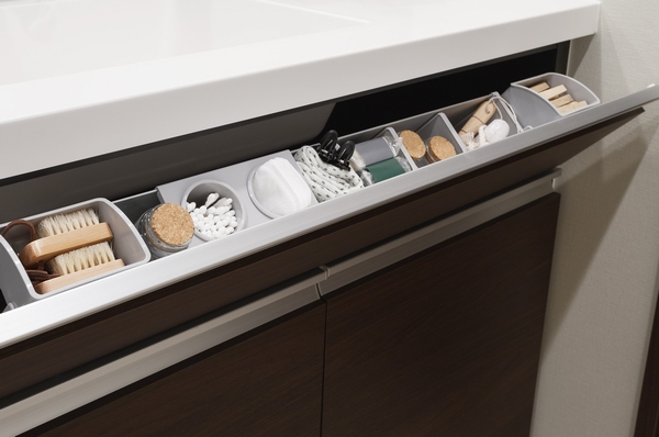 <Wash room storage> flap housing which is provided under the sink bowl, Clutter easy to accessories such as a cotton swab or cotton can be refreshing storage. Also, Movement is convenient there is a glove compartment possible position to match the one that housed.