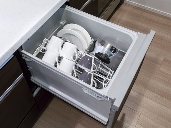 Kitchen.  [Dishwasher] Standard equipped with a built-in type. Mitigation and water-saving effect of the cleanup is also comfortable amenities growing.