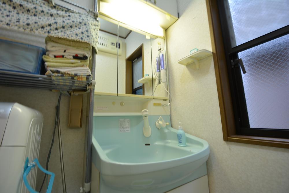 Wash basin, toilet. Indoor (11 May 2013) Shooting