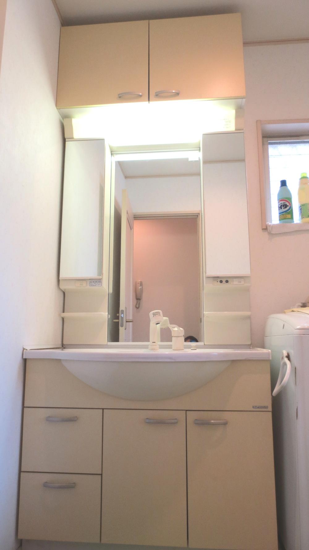 Wash basin, toilet. Indoor (10 May 2013) Shooting
