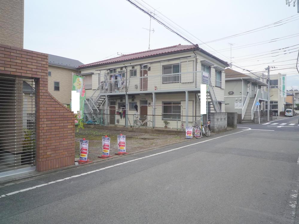 Local photos, including front road. Shopping service ・ primary school ・ School of junior high school ・ It is convenient to commute.