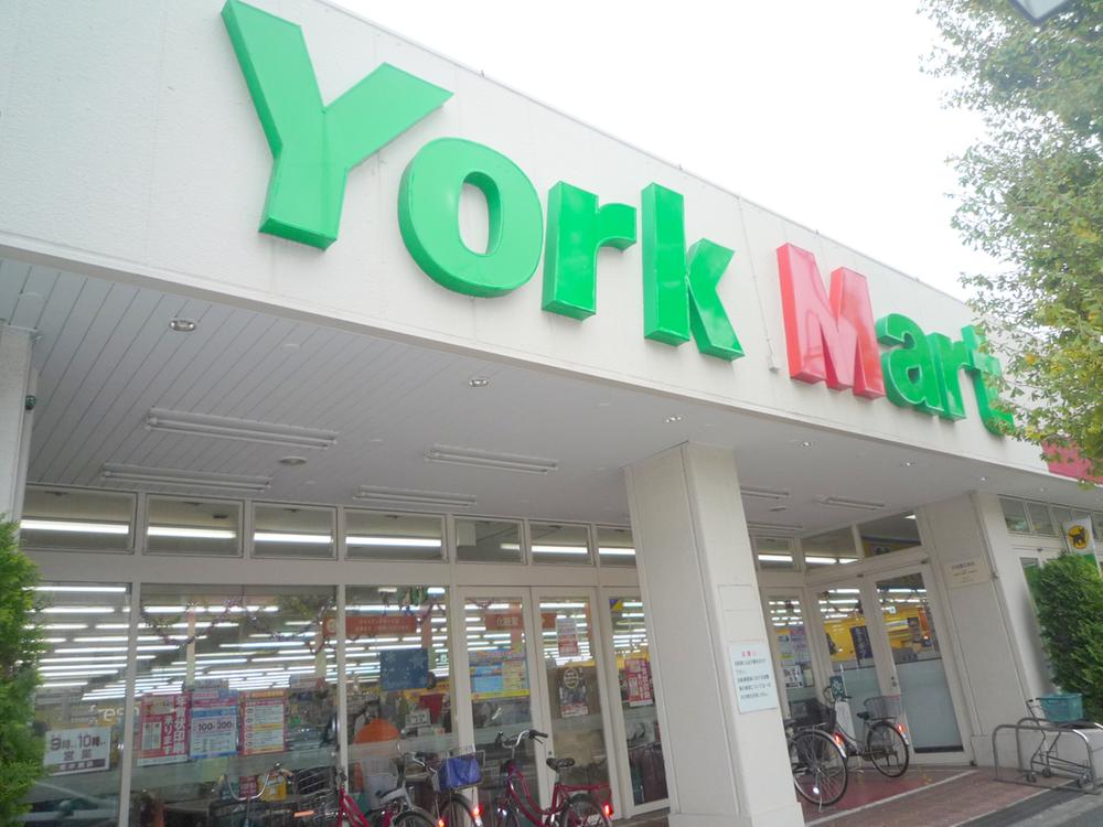 Supermarket. Easy daily 1200m shopping been enhanced to York Mart! !