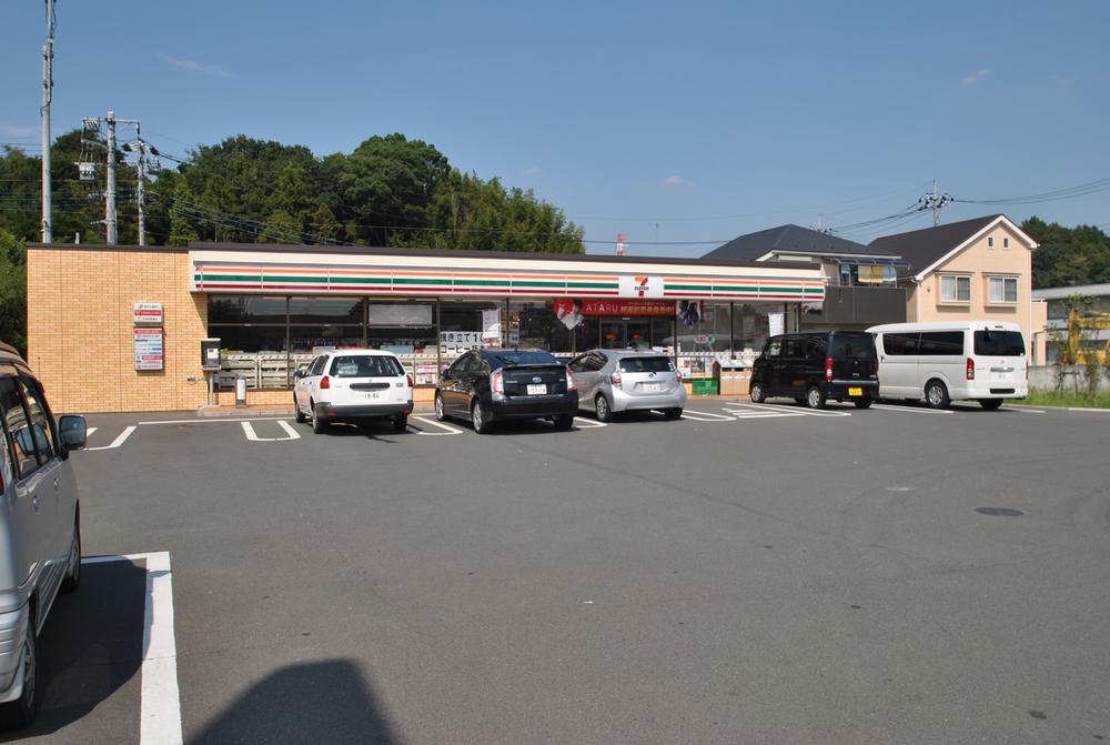 Convenience store. 750m to Seven-Eleven