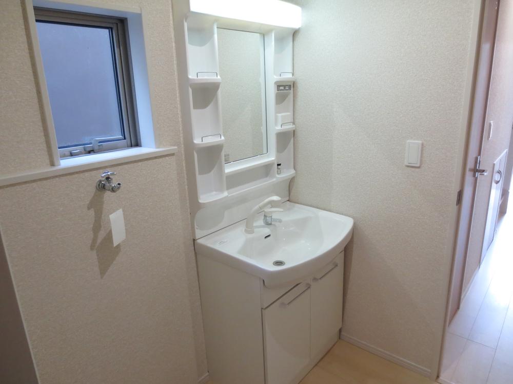 Wash basin, toilet. Building 2 Washroom