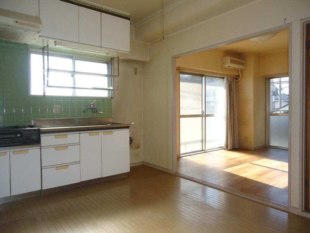 Kitchen. Dining and next to the Western-style is, It will widely be to use by connecting. Indoor (11 May 2013) Shooting