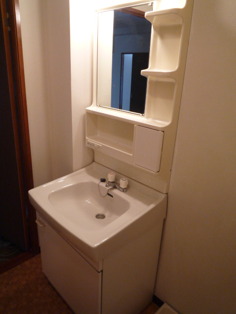 Other Equipment. And wash basin are independently, Convenient dressing.
