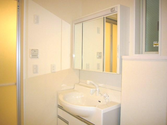 Wash basin, toilet. bathroom