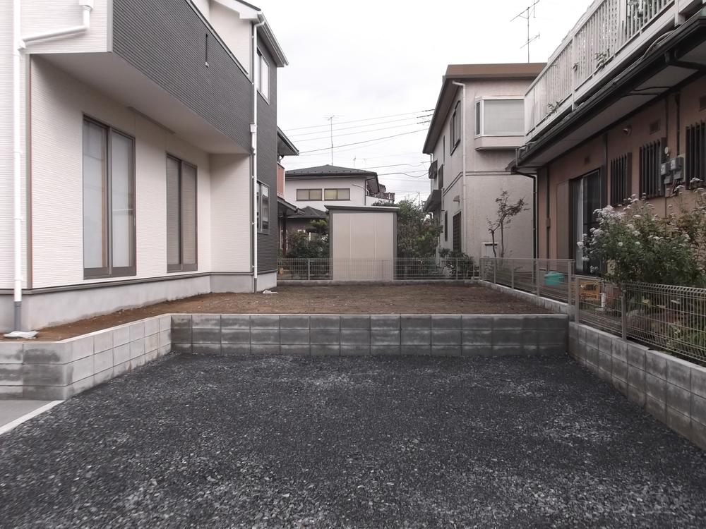 Garden. It is part of the garden of the car space.