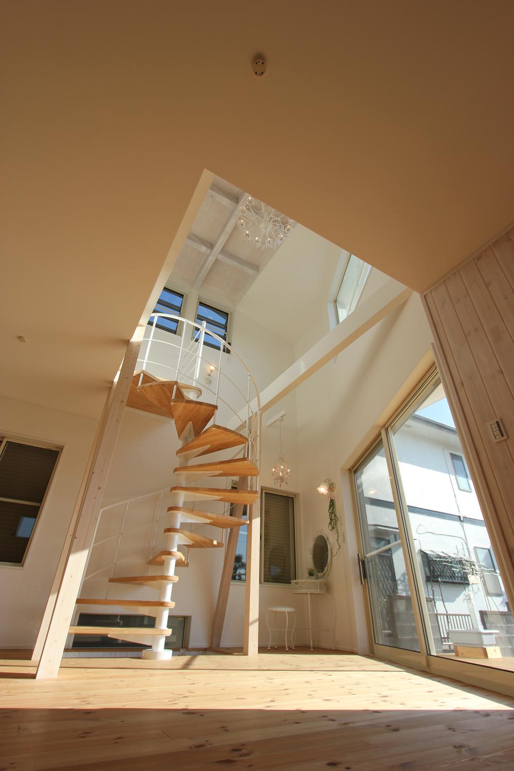 Living. Spiral staircase to the open-minded atrium