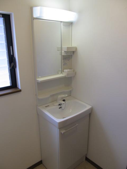 Wash basin, toilet. Indoor (07 May 2013) Shooting