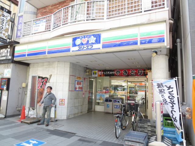 Convenience store. Three F until the (convenience store) 330m