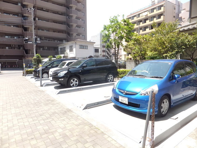 Parking lot.  ☆  It is on-site parking  ☆