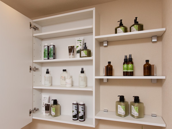 Bathing-wash room.  [Storage type one side mirror] Ensure the storage space in the back of the easy-to-use, wide mirror. Cosmetics items and a variety of toiletries can also be accommodated with plenty.  ※ Shelf becomes one side mirrors will be paid option.