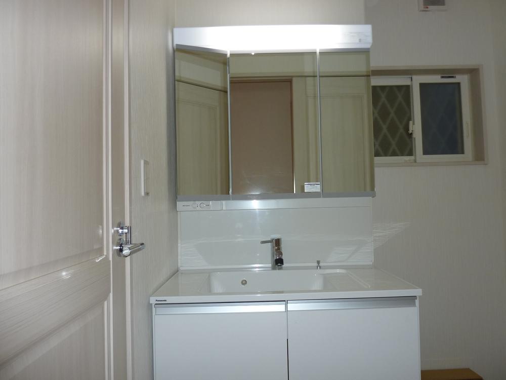 Wash basin, toilet. Building 2