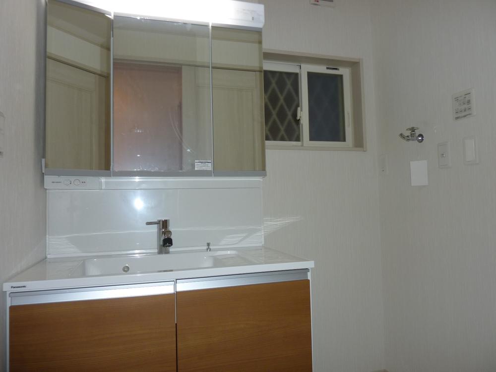 Wash basin, toilet. Building 3