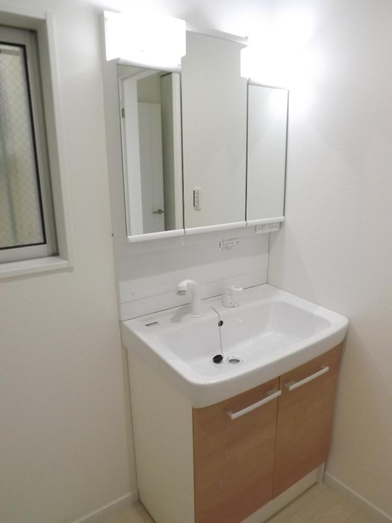 Wash basin, toilet. Three-sided mirror ・ Shampoo dresser