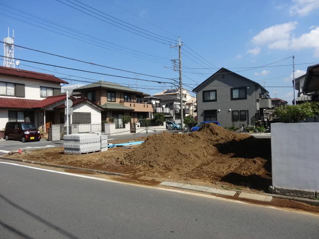 Local photos, including front road. Local (11 May 2013) Shooting