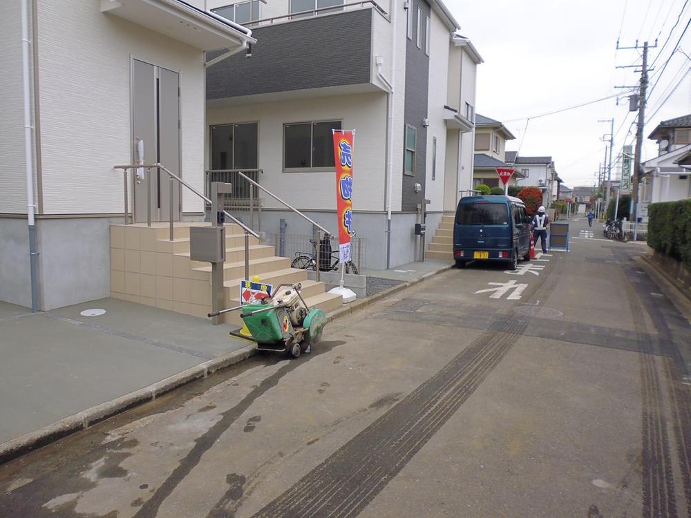 Local photos, including front road. Building 3