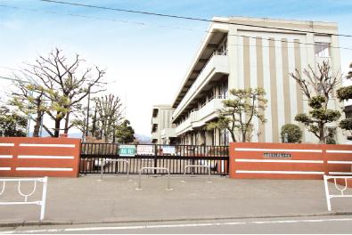 Primary school. 850m to Shinjuku Elementary School