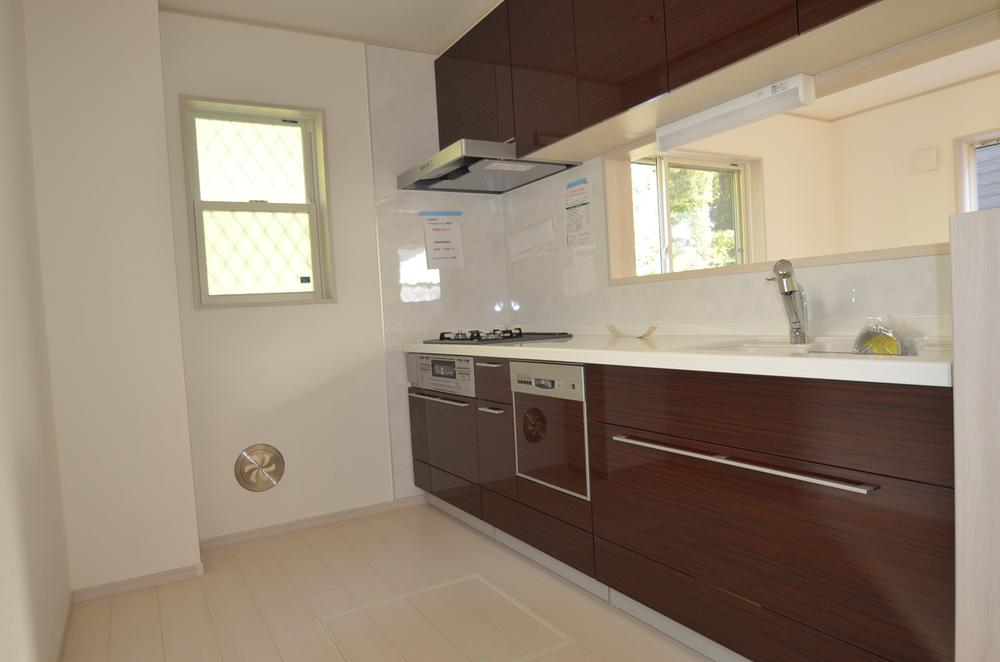 Kitchen. Face-to-face kitchen, you can enjoy a conversation with your family while cooking