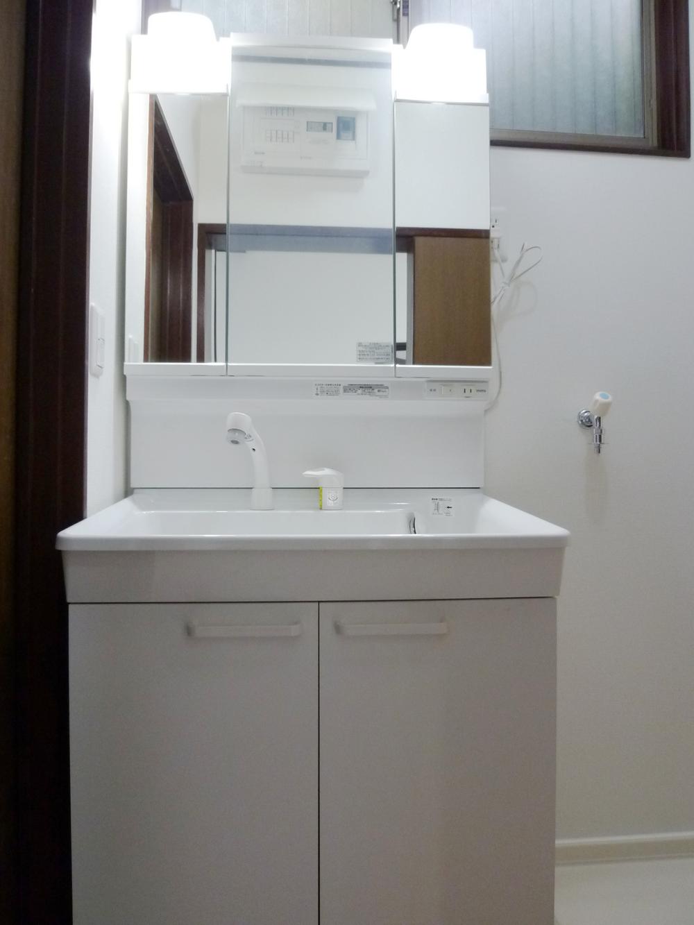 Wash basin, toilet